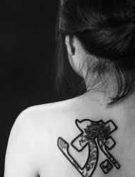 纹身520图库推荐一幅女人肩背梵文纹身图片