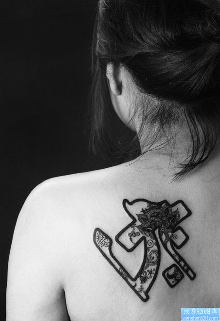 点击大图看下一张：纹身520图库推荐一幅女人肩背梵文纹身图片
