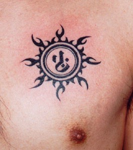 点击大图看下一张：精致的胸口图腾太阳梵文纹身图片作品
