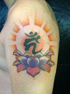 点击大图看下一张：男子大臂上的梵文莲花纹身图案图案