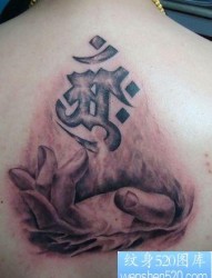 宗教纹身图片：背部佛手梵文纹身图案