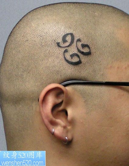点击大图看下一张：男生头顶梵文纹身