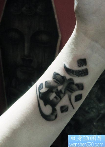 点击大图看下一张：手臂经典的大日如来与梵文纹身图片