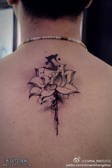 点击大图看下一张：背部莲花梵文纹身图片