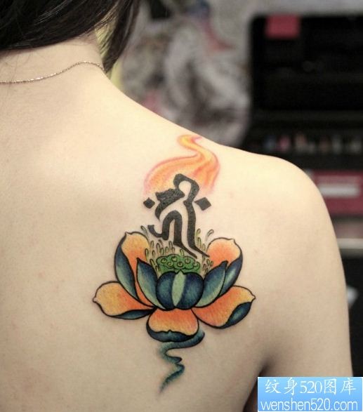 点击大图看下一张：女性肩背梵文莲花刺青图片