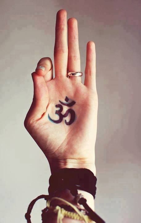 点击大图看下一张：手部的个性梵文纹身