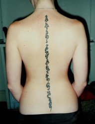 背部富有立体感的梵文纹身