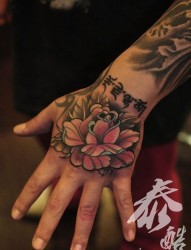 女人手腕唯美潮流的莲花与梵文纹身图片