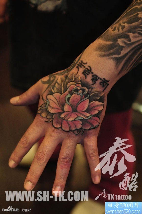 点击大图看下一张：手部梵文玫瑰花纹身图片