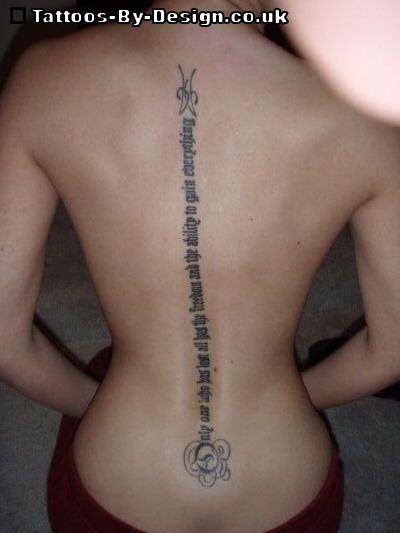 点击大图看下一张：女性背部脊椎上漂亮的梵文纹身