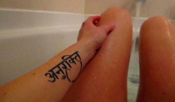 点击大图看下一张：手臂上漂亮的梵文纹身