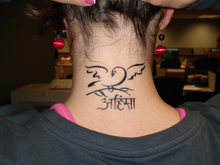 点击大图看下一张：颈部小巧漂亮的梵文纹身