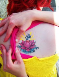 背部唯美漂亮的莲花梵文纹身