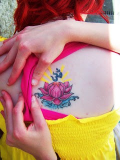 点击大图看下一张：背部唯美漂亮的莲花梵文纹身图2