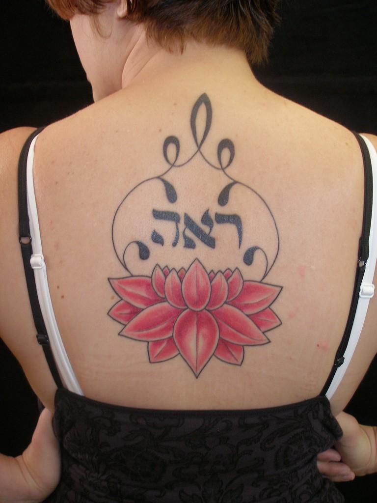 点击大图看下一张：背部唯美漂亮的莲花梵文纹身图3
