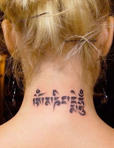 点击大图看下一张：脖子上一款小清新梵文纹身