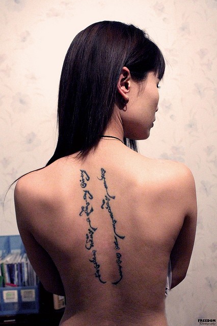 点击大图看下一张：背部漂亮的梵文纹身