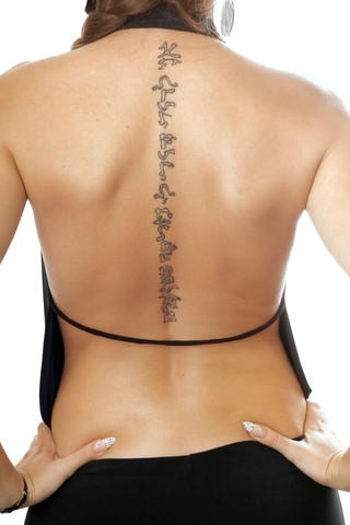 点击大图看下一张：背部漂亮的梵文纹身图4