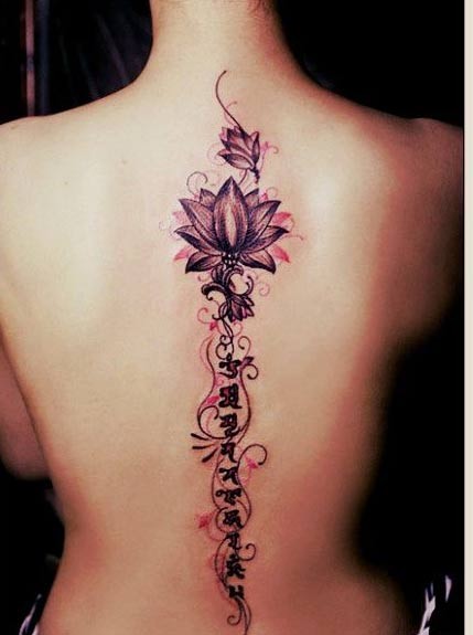 点击大图看下一张：女性背部漂亮时尚的花纹组合梵文纹身