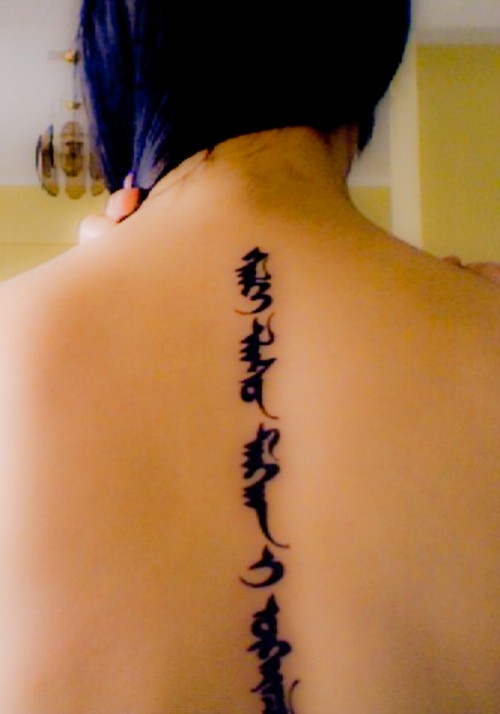 点击大图看下一张：女性背部漂亮时尚的花纹组合梵文纹身图3