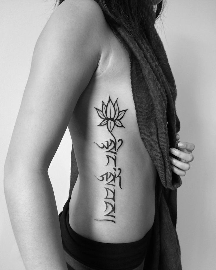 点击大图看下一张：美女身上的梵文纹身