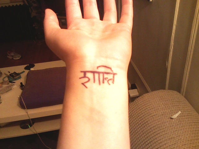 点击大图看下一张：手腕漂亮小巧的梵文纹身图6