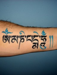 手臂上简单时尚的梵文纹身