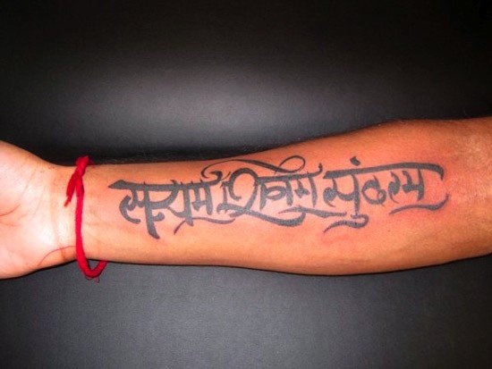 点击大图看下一张：手臂上简单时尚的梵文纹身