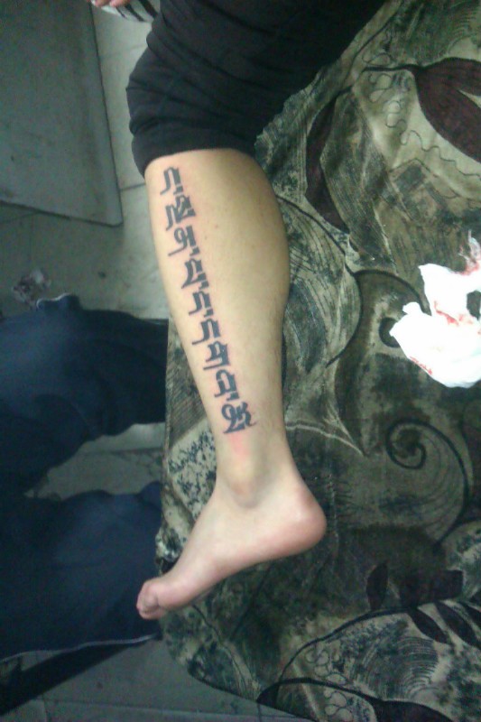 点击大图看下一张:小腿部简约的梵文刺青