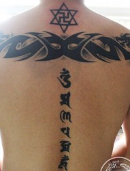男士背部帅气的梵文纹身