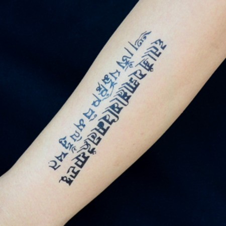 点击大图看下一张:优雅时尚的手臂梵文刺青图2