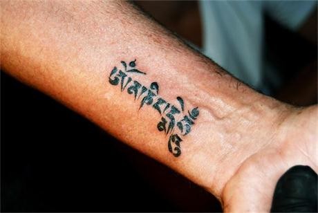 点击大图看下一张：手腕小巧简洁的梵文纹身