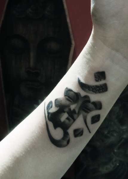 点击大图看下一张：小臂上一款好看的梵文纹身