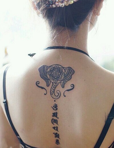 点击大图看下一张:清新时尚的背部梵文刺青图4
