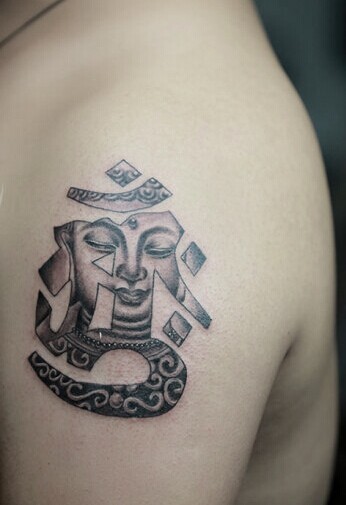 点击大图看下一张：大臂上一款个性的梵文纹身
