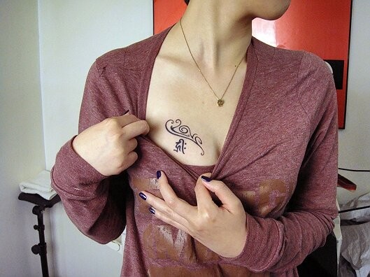 点击大图看下一张：胸部小巧的梵文刺青