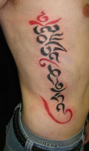 点击大图看下一张：男士肋部简约的梵文刺青图2