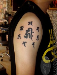 男士大臂时尚的梵文纹身