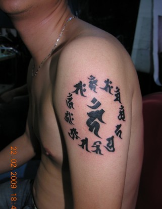 点击大图看下一张：男士大臂时尚的梵文纹身图2