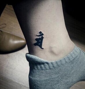 点击大图看下一张：漂亮小巧的脚踝梵文纹身