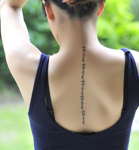 点击大图看下一张：个性梵文字女性背部纹身图4