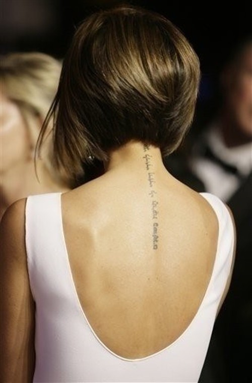 点击大图看下一张：个性梵文字女性背部纹身图5