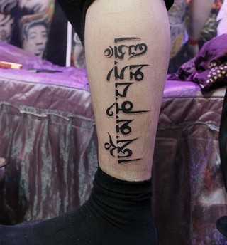 点击大图看下一张：腿部时尚个性的梵文纹身图2