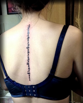 点击大图看下一张:背部长长的梵文刺青图3