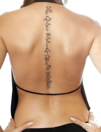 点击大图看下一张：时尚个性的背部梵文刺青