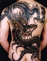 背部传统龙纹身