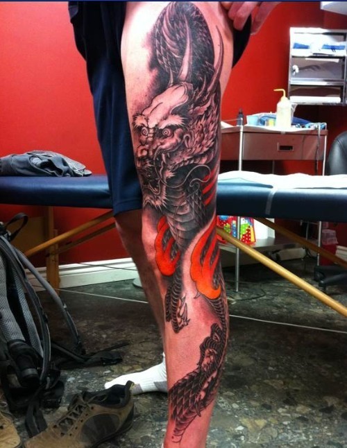 点击大图看下一张：霸气的腿部纹身之满腿的龙纹身