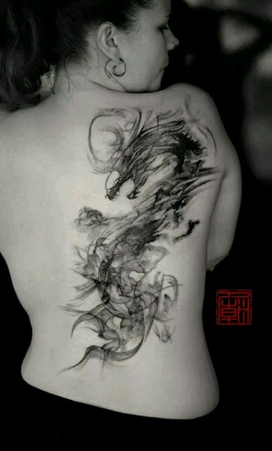 点击大图看下一张：女性肩背部抽象的龙纹身