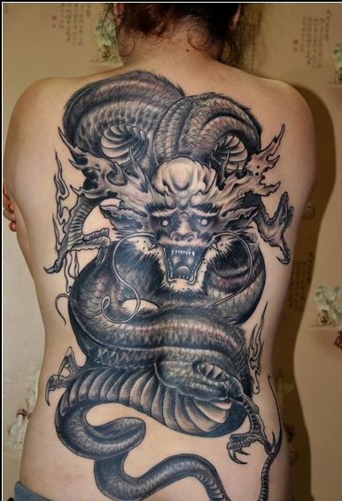 点击大图看下一张：女士背部一款霸气的女人的龙的纹身图案