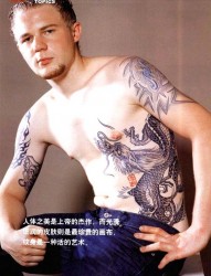 欧美男人胸膛中国古龙纹身图片